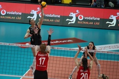 Vakıfbank kết thúc nửa mùa bất bại với ngôi đầu bảng