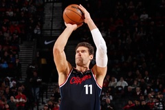 Brook Lopez lập kỷ lục ném 3 điểm ở tuổi 37, sánh ngang Curry và LeBron James