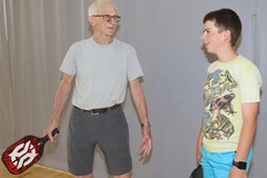 Tuổi tác chỉ là con số: Câu chuyện truyền cảm hứng của Nelson Fischer – tay vợt pickleball 95 tuổi