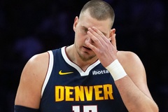 Nikola Jokic chấn thương đầu gối sau pha va chạm với đồng đội, Nuggets nín thở chờ kết quả MRI