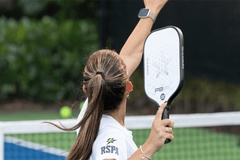 Vì sao nữ VĐV pickleball nên ưu tiên độ sâu hơn tốc độ khi giao bóng?