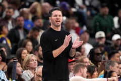 HLV JJ Redick thừa nhận cầu thủ Lakers "bỏ ngoài tai" chỉ đạo chiến thuật