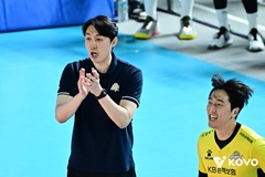 KB Insurance ngược dòng ấn tượng, HLV Ha Hyun-yong có chiến thắng đầu tay