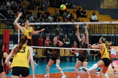 VakıfBank tiếp tục bám đuổi đầu bảng sau chiến thắng trước Scandicci tại Champions League