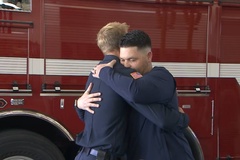 Huấn luyện viên trung học tái ngộ lính cứu hỏa đã cứu sống mình trên sân pickleball