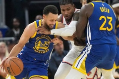 Warriors thắng Knicks, nhưng dáng đi khập khiễng của Steph Curry gây lo lắng