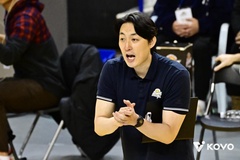 HLV Ha Hyun-yong dẫn dắt đội V-Star tại trận All-Star bóng chuyền Hàn Quốc