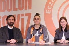 Eczacıbaşı gia hạn hợp đồng với chuyền hai Elif Şahin, khẳng định niềm tin vào trụ cột tương lai