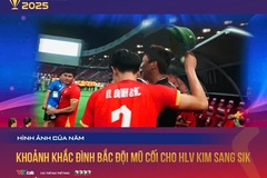 Khoảnh khắc Đình Bắc đội mũ cối cho HLV Kim Sang Sik là Hình ảnh của năm Cúp Chiến Thắng 2025