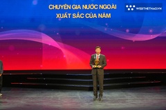 HLV Kim Sang Sik tri ân tiền bối Park Hang Seo khi nhận giải Cúp Chiến thắng