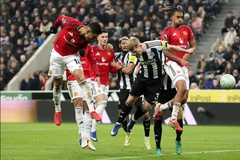 Man Utd thua đau ở phút 90 dù chơi hơn người suốt 45 phút