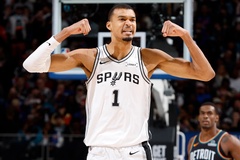 Lấy thủ bù công, Victor Wembanyama trở thành cầu thủ đầu tiên đạt cú đúp giải thưởng NBA