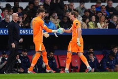 HLV Simeone phản ứng về việc Tottenham thay thủ môn sau 17 phút