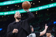 Cổ động viên quá khích bị trục xuất khỏi nhà thi đấu vì kéo áo Stephen Curry