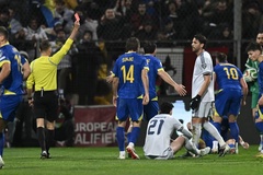 Quyết định tranh cãi của trọng tài trận Italia - Bosnia gây ra làn sóng phản đối trên mạng xã hội