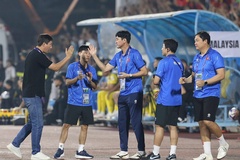 HLV Kim Sang Sik chia tay “cánh tay phải” Lee Jung-soo