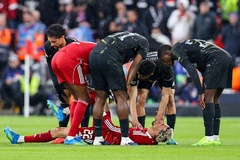 Ekitike bị chấn thương nặng, rời sân trên cáng và nhiều khả năng nói lời tạm biệt với World Cup