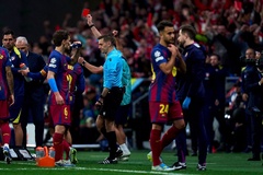 Lời nguyền châu Âu tiếp tục đeo bám Barcelona với việc các trung vệ bị đuổi khỏi sân