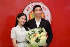 Đoàn Văn Hậu gia hạn với CAHN, Doãn Hải My gây chú ý trong ngày ký kết