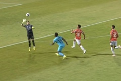 Sai lầm khó đỡ của thủ môn Phan Văn Biểu: Bắt bóng ngoài vòng cấm, nhận thẻ đỏ trực tiếp