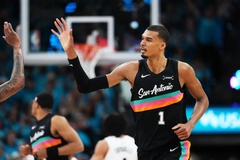 Màn ra mắt Playoffs hủy diệt: Victor Wembanyama xô đổ kỷ lục của huyền thoại Tim Duncan