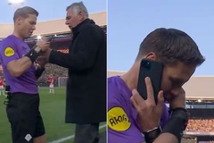 Trọng tài dừng trận chung kết Cúp Hà Lan và... nghe điện thoại di động