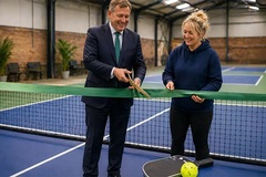 Title: “Hồi sinh” nhà kho bỏ hoang: Pickleball tạo nên trung tâm thể thao mới tại Anh