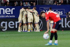 Barcelona đứng trước ngưỡng cửa vinh quang sau khi ghi 2 bàn trong 5 phút cuối
