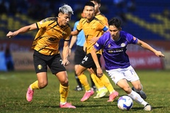 Thanh Hóa quật ngã Hà Nội dù chơi thiếu người, rộng cửa trụ hạng V.League
