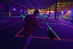 Glow Pickleball: Xu hướng mới biến sân pickleball thành “đại tiệc ánh sáng”
