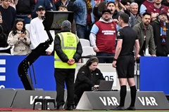 Toàn bộ cuộc hội thoại VAR trận West Ham vs Arsenal gây tranh cãi được công bố