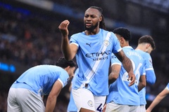 Man City kéo dài cuộc đua vô địch thêm một tuần nữa sau chiến thắng của "đội hình 2"