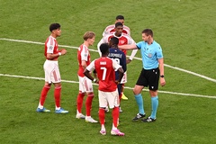Không có quyết định nào bị lật ngược, VAR đã xử lý thế nào ở trận PSG gặp Arsenal?