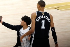 Cổ động viên lao vào sân giữa trận đấu đòi chụp ảnh với Victor Wembanyama tại NBA Finals