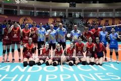 CĐV Philippines "bao vây" đội tuyển Việt Nam sau chiến thắng nghẹt thở tại AVC Cup