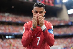 HLV Martinez nói gì về việc Ronaldo nhanh chóng tiến vào phòng thay đồ sau trận?