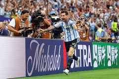 Messi phá kỷ lục World Cup nhưng bàn thắng lịch sử gây tranh cãi lớn