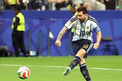 VIDEO Khoảnh khắc Messi... sút trượt penalty và đi vào lịch sử