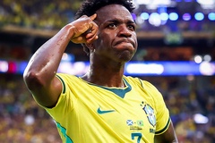 Vinicius Jr "phá dớp" ghi bàn bằng đầu sau 2 năm, tiết lộ thầy Ancelotti phải mua quà tặng
