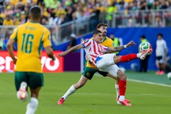 Australia và Paraguay ăn mừng kết quả hoà để cùng dắt tay nhau đi tiếp