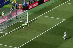 VIDEO: Cú đá phạt đền của Mbappe bị Bounou cản phá trong trận Pháp - Ma-rốc