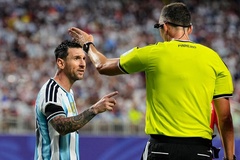 Căng thẳng với trọng tài, Lionel Messi yêu cầu: "Đừng thiếu tôn trọng tôi"
