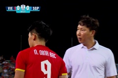 HLV Kim Sang Sik bực bội rút Đình Bắc ngay trước giờ nghỉ trận hòa Singapore
