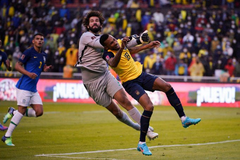 Thủ môn Alisson thoát 2 thẻ đỏ khó tin trong trận Brazil - Ecuador