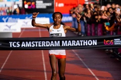 Cô gái Ethiopia lập kỷ lục lần đầu chạy marathon nhanh nhất trong lịch sử
