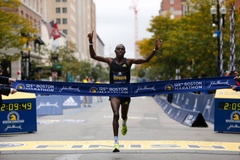 Đồng hương Eliud Kipchoge lần đầu vô địch Boston Marathon