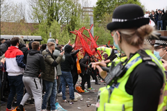 Hình ảnh CĐV đụng độ và nổi loạn ở sân Old Trafford