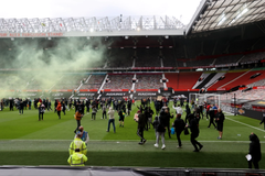 CĐV MU tràn vào sân Old Trafford ngay trước trận gặp Liverpool