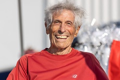 Cụ ông 93 tuổi mất sụn gối lập kỷ lục chạy 5km