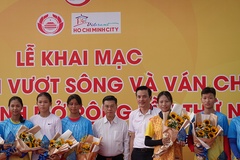 TPHCM tưng bừng hoạt động thể thao dưới nước với các giải Vô địch Bơi vượt sông mở rộng và Vô địch Ván chèo đứng mở rộng